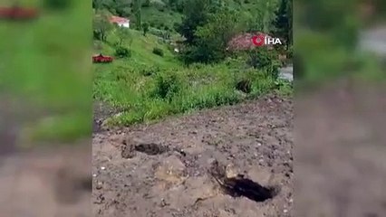 Sel kaldırım taşlarını yerinden söktü