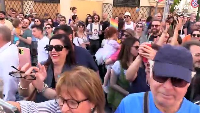 Pride Roma, l'arrivo di Schlein al corteo tra gli applausi: Vai Elly!