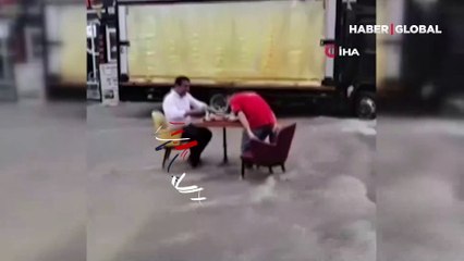 Şaşkına çeviren anlar... Seli umursamadılar, masa kurup döner yediler