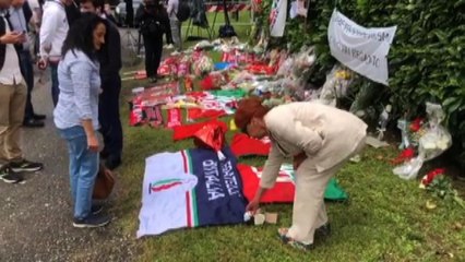 Davanti a villa San Martino anche una bandiera di Fdi