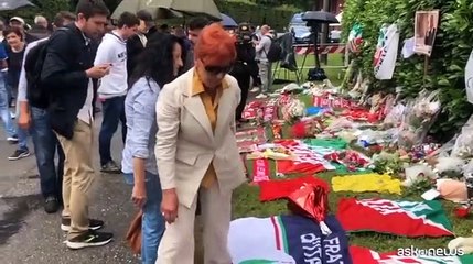 Davanti a villa San Martino anche una bandiera di Fdi