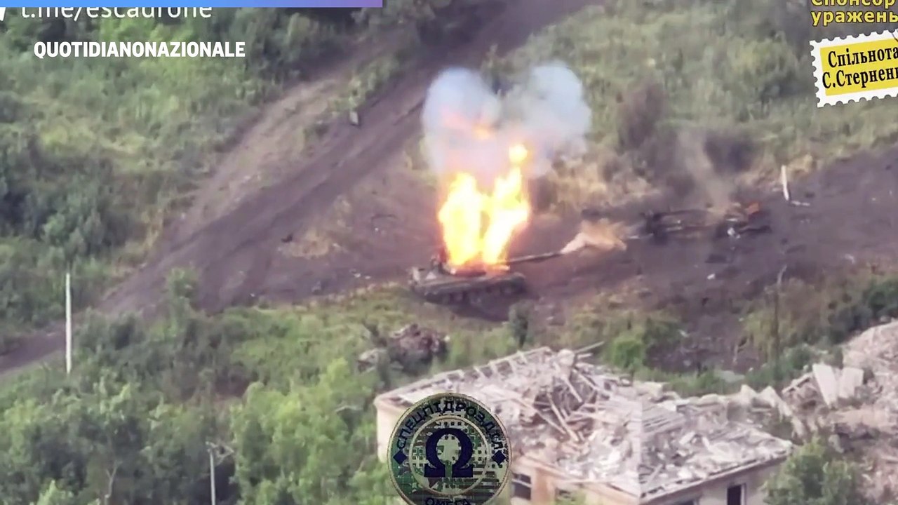 Ucraina, la distruzione di un tank T80 russo