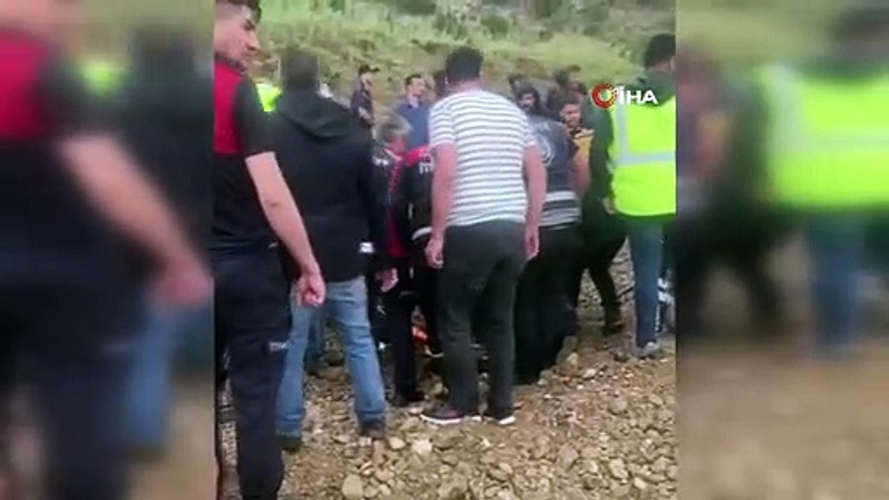 Denizli'de selin getirdiği çamur araçları yuttu