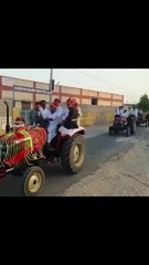 Video: राजस्‍थान की अनोखी शादी: 51 ट्रैक्‍टरों में निकली बारात, ट्रैक्‍टर चलाकर दुल्‍हन लेने पहुंचा दूल्‍हा