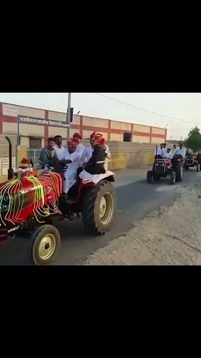 Video: राजस्‍थान की अनोखी शादी: 51 ट्रैक्‍टरों में निकली बारात, ट्रैक्‍टर चलाकर दुल्‍हन लेने पहुंचा दूल्‍हा