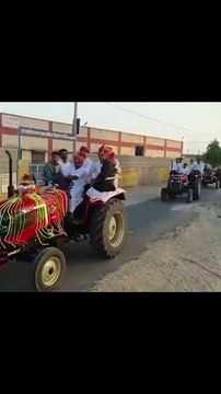 Video: राजस्‍थान की अनोखी शादी: 51 ट्रैक्‍टरों में निकली बारात, ट्रैक्‍टर चलाकर दुल्‍हन लेने पहुंचा दूल्‍हा