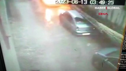 Atakum'da istinat duvarının araçların üzerine çökme anı kamerada