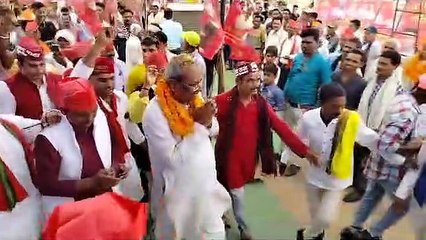 big leaders are continuously reaching