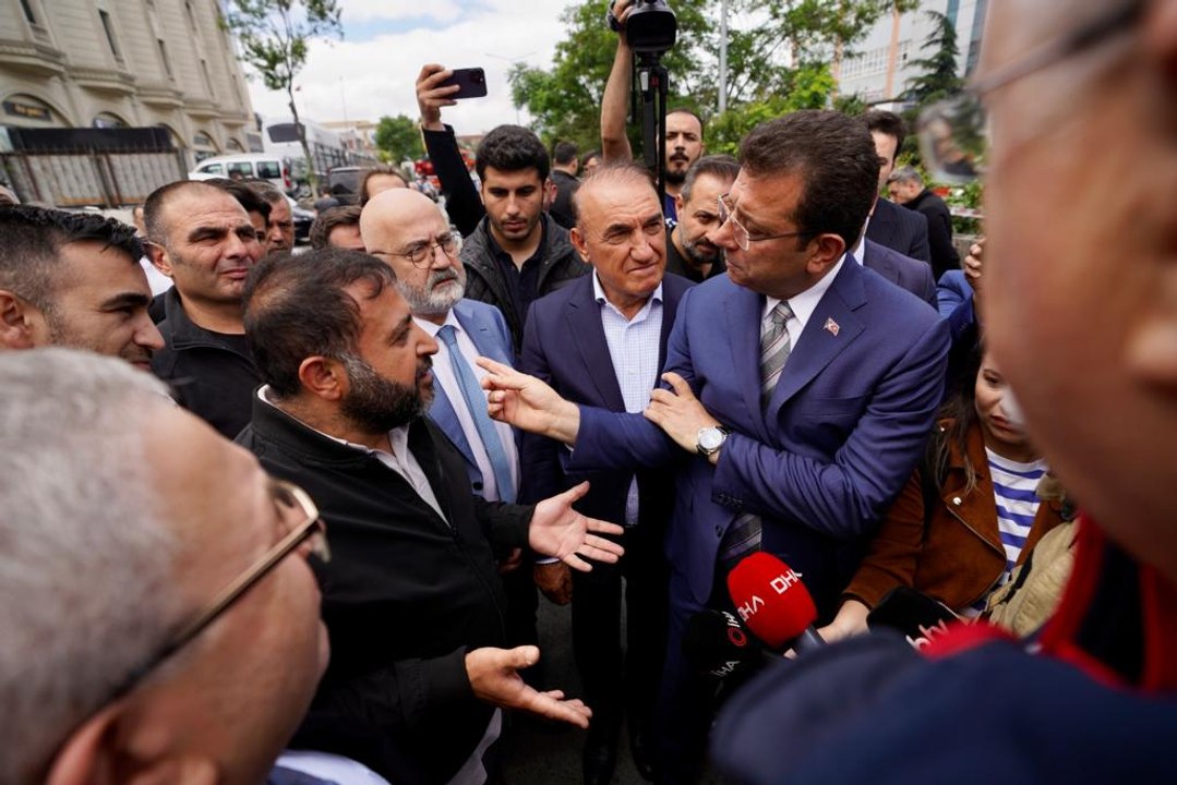 İmamoğlu Başakşehir’de çıkan yangında küle dönen fabrikada incelemelerde bulundu