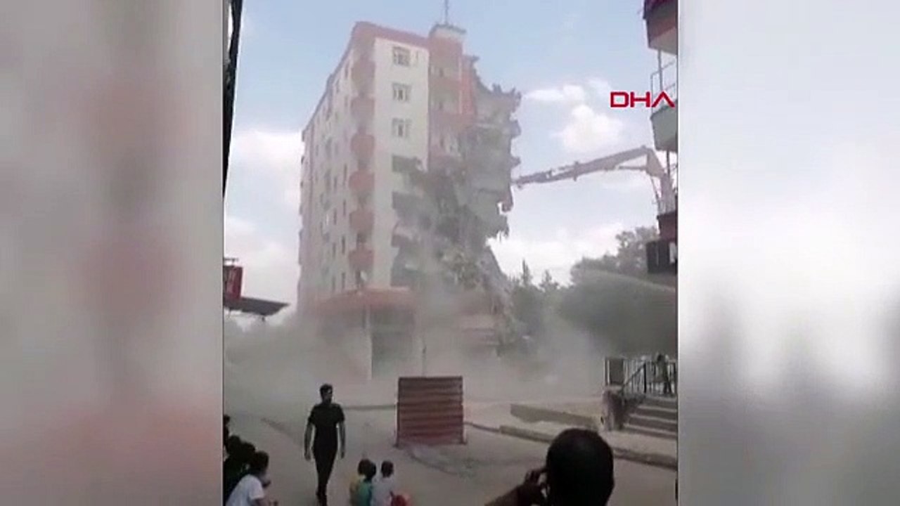 Le bâtiment endommagé lors du tremblement de terre de Diyarbakir s'est effondré lors de la démolition
