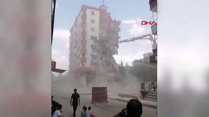 Le bâtiment endommagé lors du tremblement de terre de Diyarbakir s'est effondré lors de la démolition
