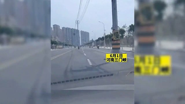 Une route plutot dangereuse en Chine.. poteaux en plein milieu