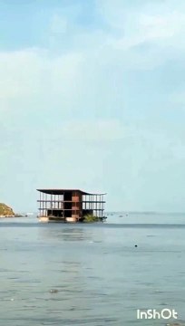 Des maisons flottent au milieu de nulle part après la destruction du barrage en Ukraine