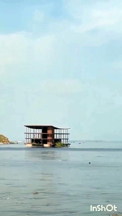 Des maisons flottent au milieu de nulle part après la destruction du barrage en Ukraine