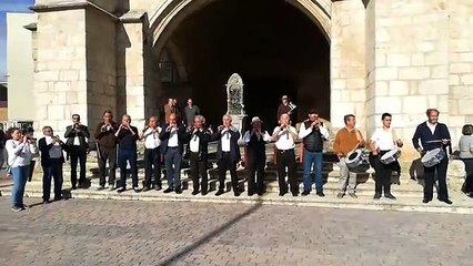 ¡Disfruta la Fiesta! Dulzaineros y Tamborileros Animan la Previa 🎶