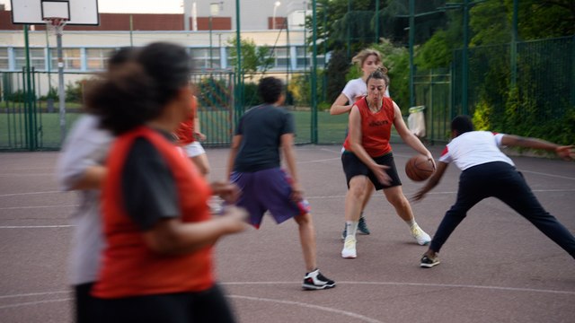 Ce groupe de basketteuses s'approprie un terrain souvent monopolisé « par les gars »