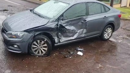 Virtus fica destruído após colisão com caminhão no Santo Onofre