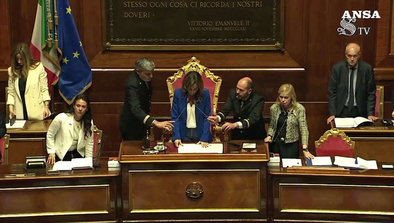 Berlusconi, l'Aula del Senato osserva un minuto di silenzio