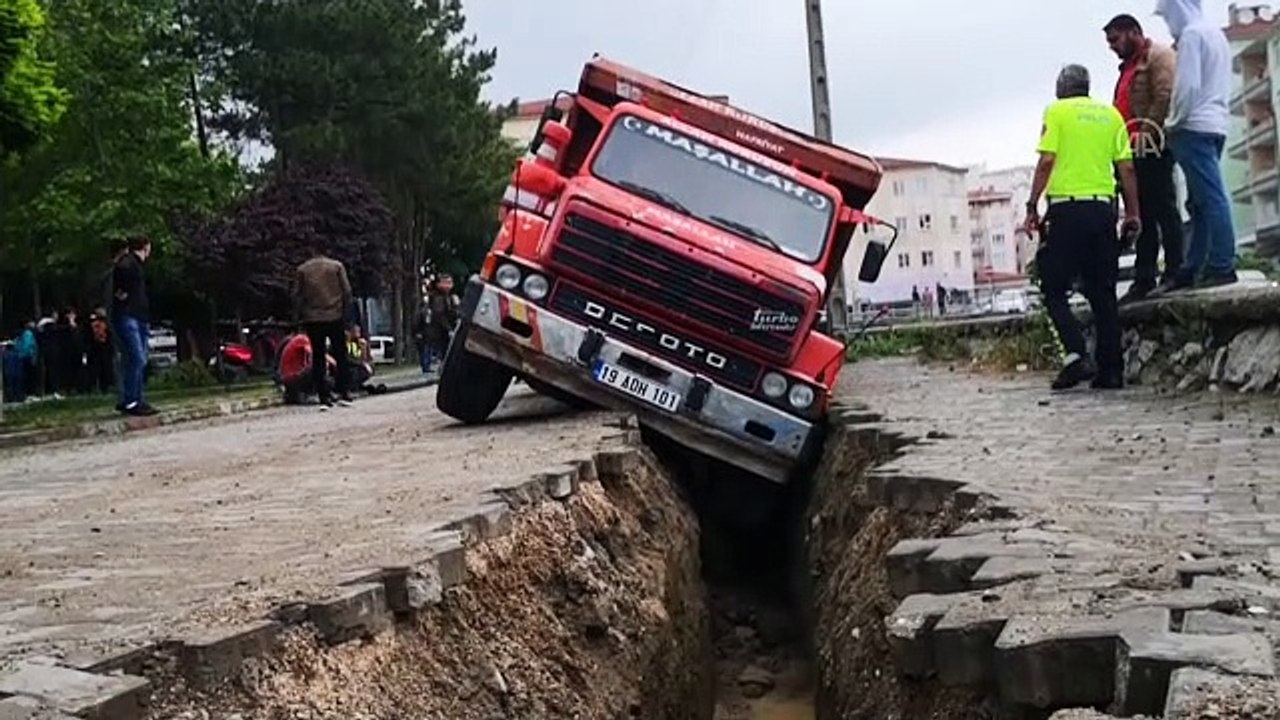 Freni boşalan kamyon çukura düştü!