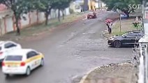 Mulher é atropelada em Cascavel: Vídeo de monitoramento registra o momento do acidente