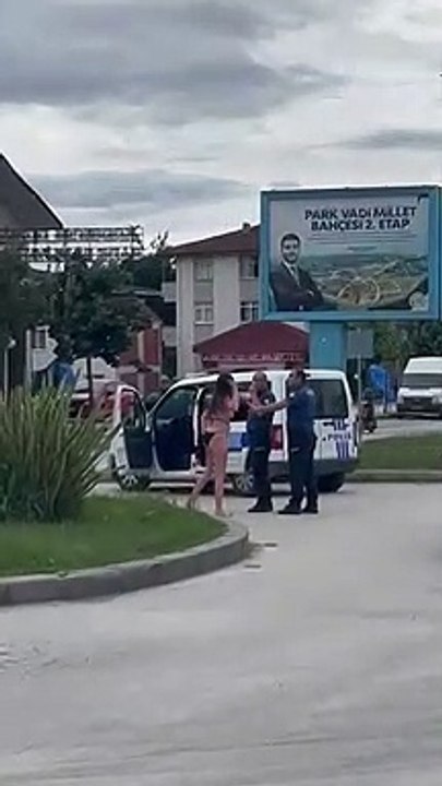Kavşakta soyunmaya başlayan kadına polis müdehalesi