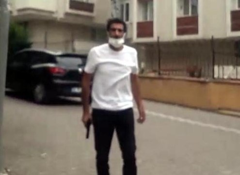 Boşanma aşamasındaki eşine sokak ortasında silah doğrultup, tehdit etti