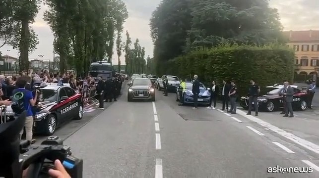 Meloni con Salvini e La Russa alla camera ardente di Berlusconi a Arcore