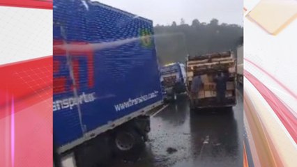 Caminhão de lixo de cidade do Paraná é flagrado com carga saqueada