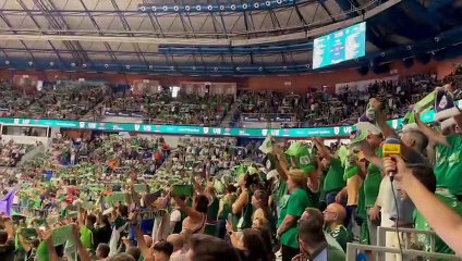 El Martín Carpena entona el Himno del Unicaja antes del partid contra el Barcelona