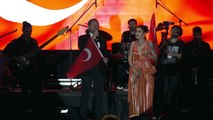 Le maire de Suleymanpasa Yuksel, qui a suscité des critiques pour le concert de Melek Mosso, s'est excusé.