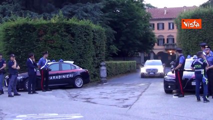 Piersilvio Berlusconi saluta le persone davanti a villa San Martino tra gli applausi