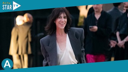 Charlotte Gainsbourg aux côtés d'une rappeuse en string et fesses apparentes, elle rate un évènement