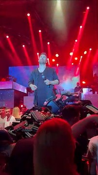 Γιώργος Σαμπάνης: Τον... έχτισαν με λουλούδια στην πρεμιέρα του στη Θεσσαλονίκη!