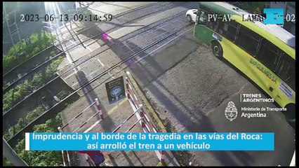 Imprudencia y al borde de la tragedia en las vías del Roca: así arrolló el tren a un vehículo
