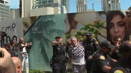 الشرطة تفرق أنصار #ترمب خارج محكمة #ميامي بعد مغادرته  #العربية_عاجل