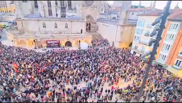 La Federación Coral Burgalesa ha interpretado el himno a Burgos junto a la Catedral