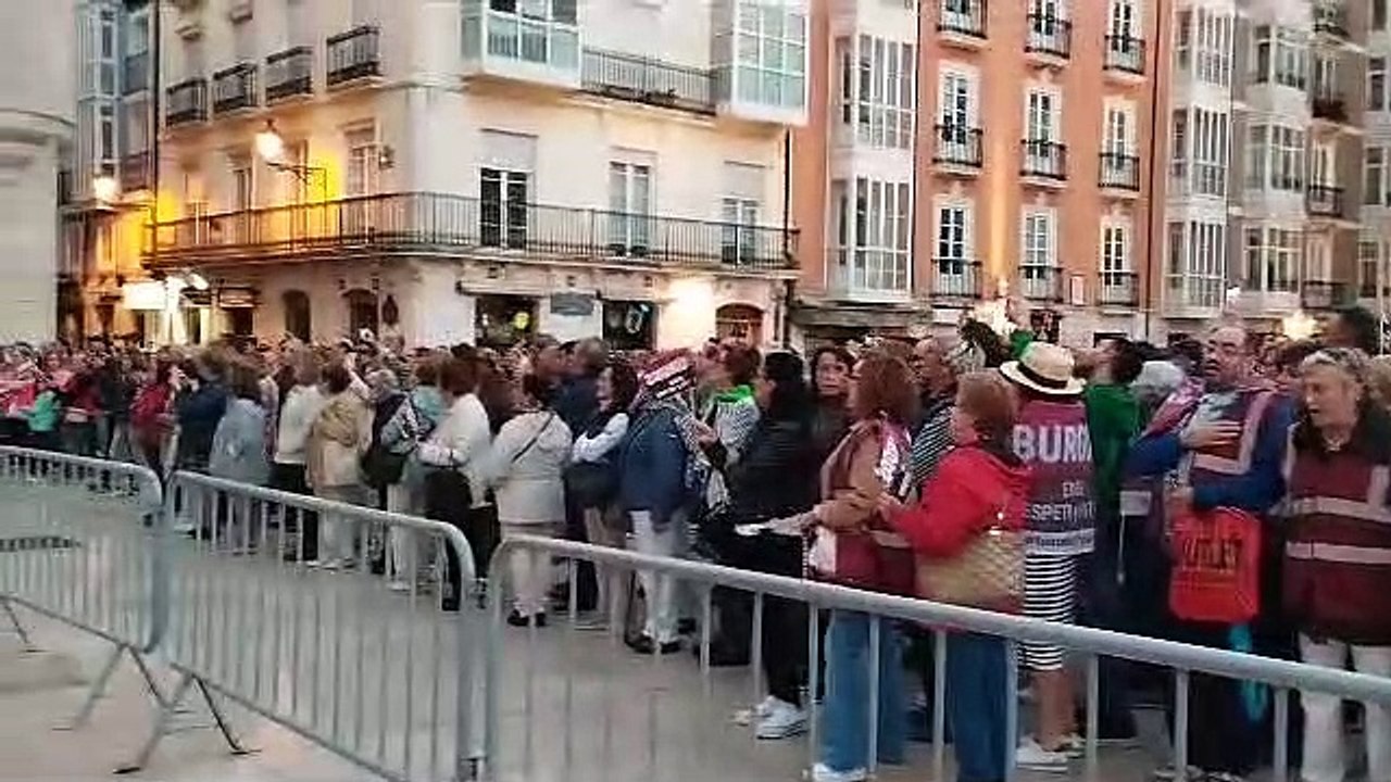 Emoción en el canto del himno tras la manifestación exigiendo respeto y futuro para Burgos.