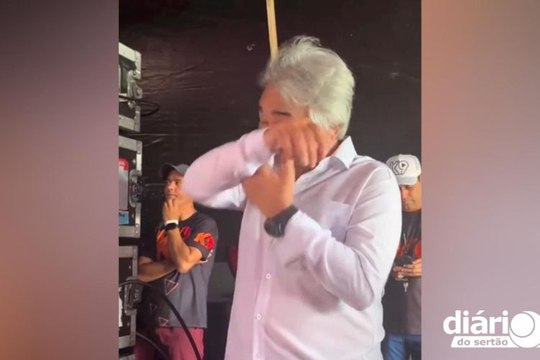 Santanna, O Cantador se emociona ao ver o amigo Flávio José ser aplaudido no São João de Caruaru