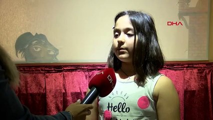 Les frères jumeaux écrivent et jouent des jeux d'ombres