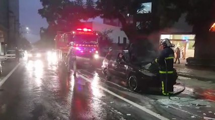 Incêndio consome motor de Peugeot no Centro de Cascavel