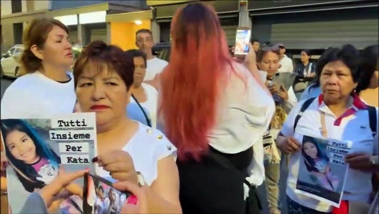 Firenze, fiaccolata per Kata, la bambina scomparsa a Firenze / VIDEO