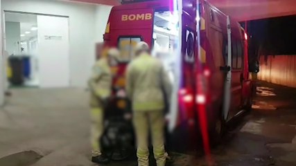 Homem sofre corte no pé com motosserra