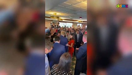 Donald Trump se da un baño de multitudes en un restaurante cubano antes de dejar Miami