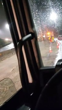 Tombamento de caminhão de cimento provoca interdição e fila na BR-277 entre Foz e Cascavel