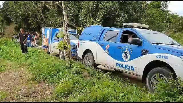 Corpo de homem é encontrado em cova rasa em matagal de Feira de Santana