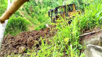 D6R XL Bulldozer Stone Solid Solution Makes Way on Rocky Terrain