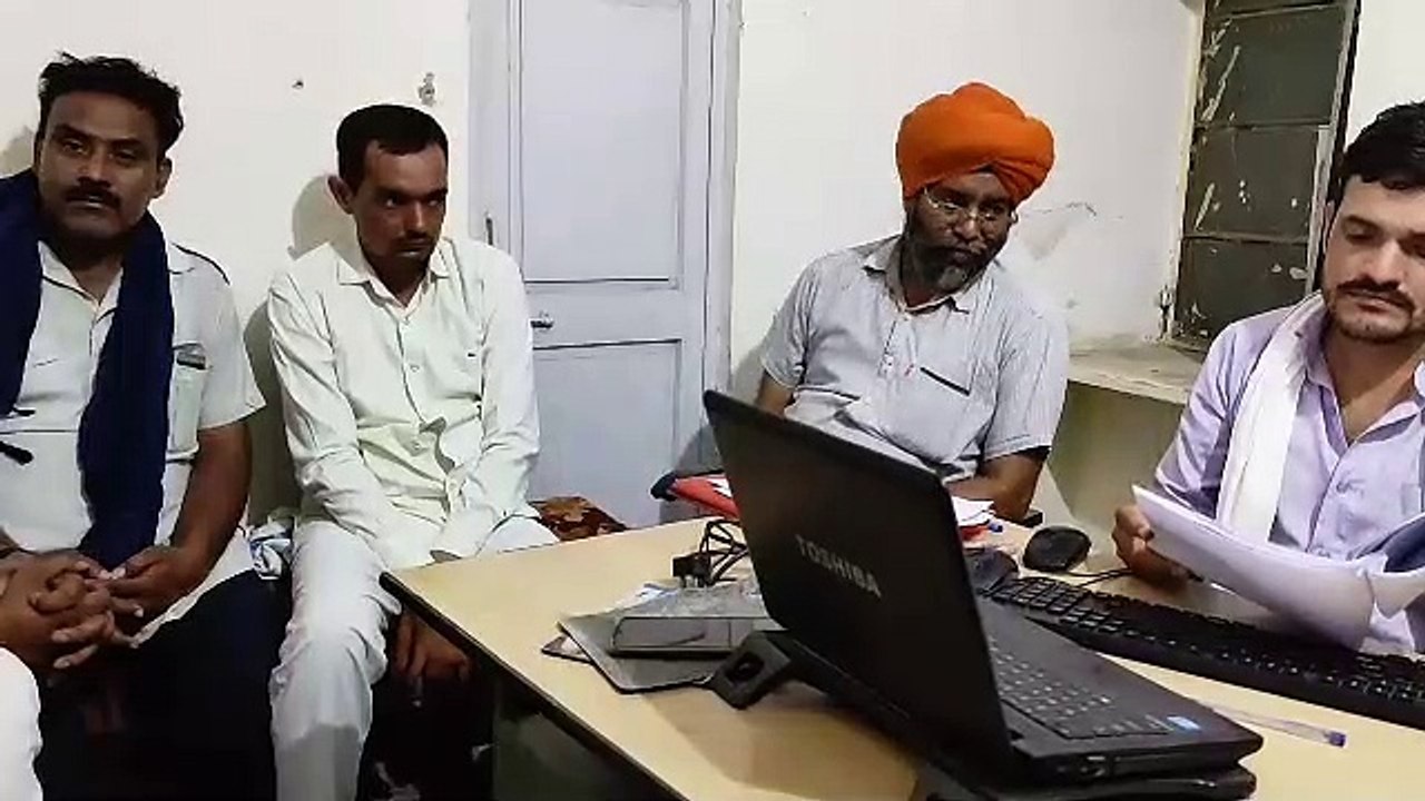 खेत का सीमाज्ञान करने की एवज में रिश्वत लेते गि...