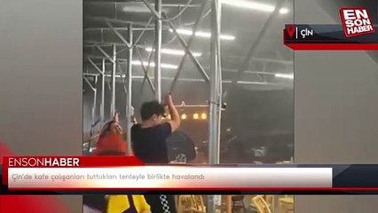 Çin'de kafe çalışanları tuttukları tenteyle birlikte havalandı