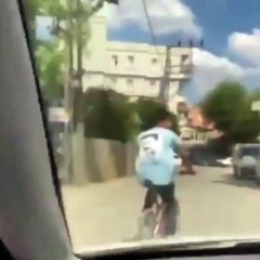 Ölümle burun buruna geldi! Yılmaz Güney tişörtü giyiyor diye çocuğa arabayla çarpıp düşürdü