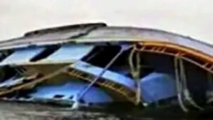 Düğünden dönenleri taşıyan tekne battı! 100'den fazla kişi boğularak öldü, onlarca kişi ise hala kayıp